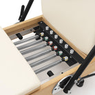 Reformer Pilates pieghevole Flexi, legno naturale, rivestimento bianco latte – molle
