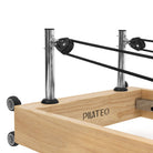 Reformer Pilates pieghevole Flexi, legno naturale, rivestimento bianco latte – montanti delle carrucole