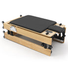 Reformer Pilates pieghevole Flexi, legno naturale, rivestimento nero – chiuso