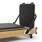 Reformer Pilates pieghevole Flexi, legno naturale, rivestimento nero – jumpboard
