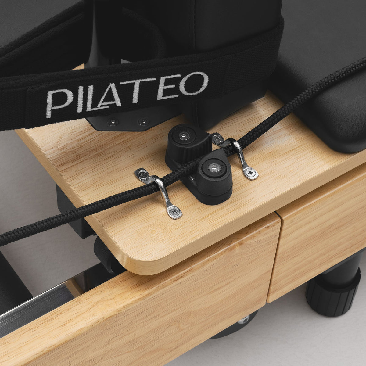Reformer Pilates pieghevole Flexi, legno naturale, rivestimento nero – fermacorde