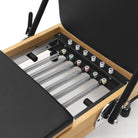 Reformer Pilates pieghevole Flexi, legno naturale, rivestimento nero – molle